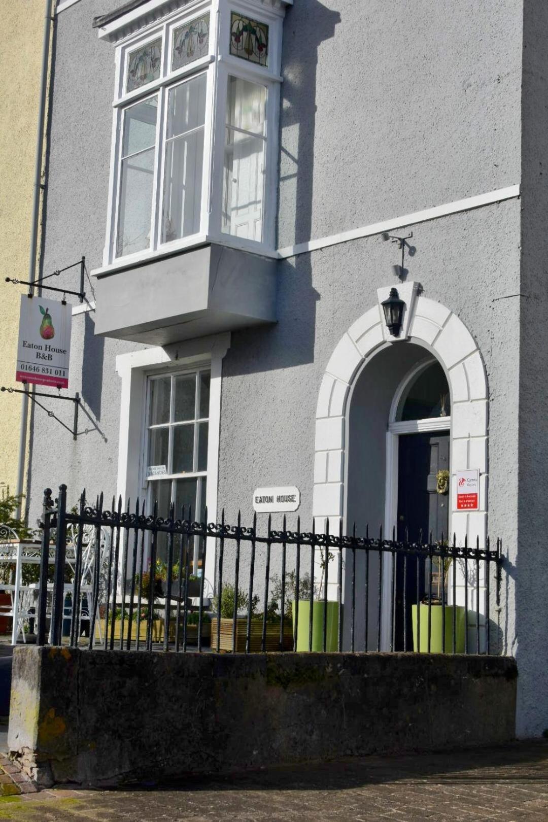 Eaton House Hotel Pembroke Exterior foto