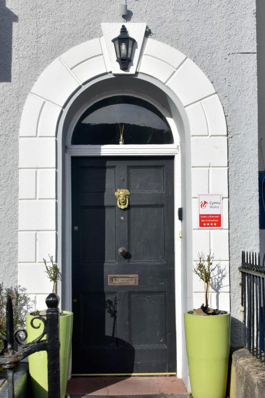 Eaton House Hotel Pembroke Exterior foto